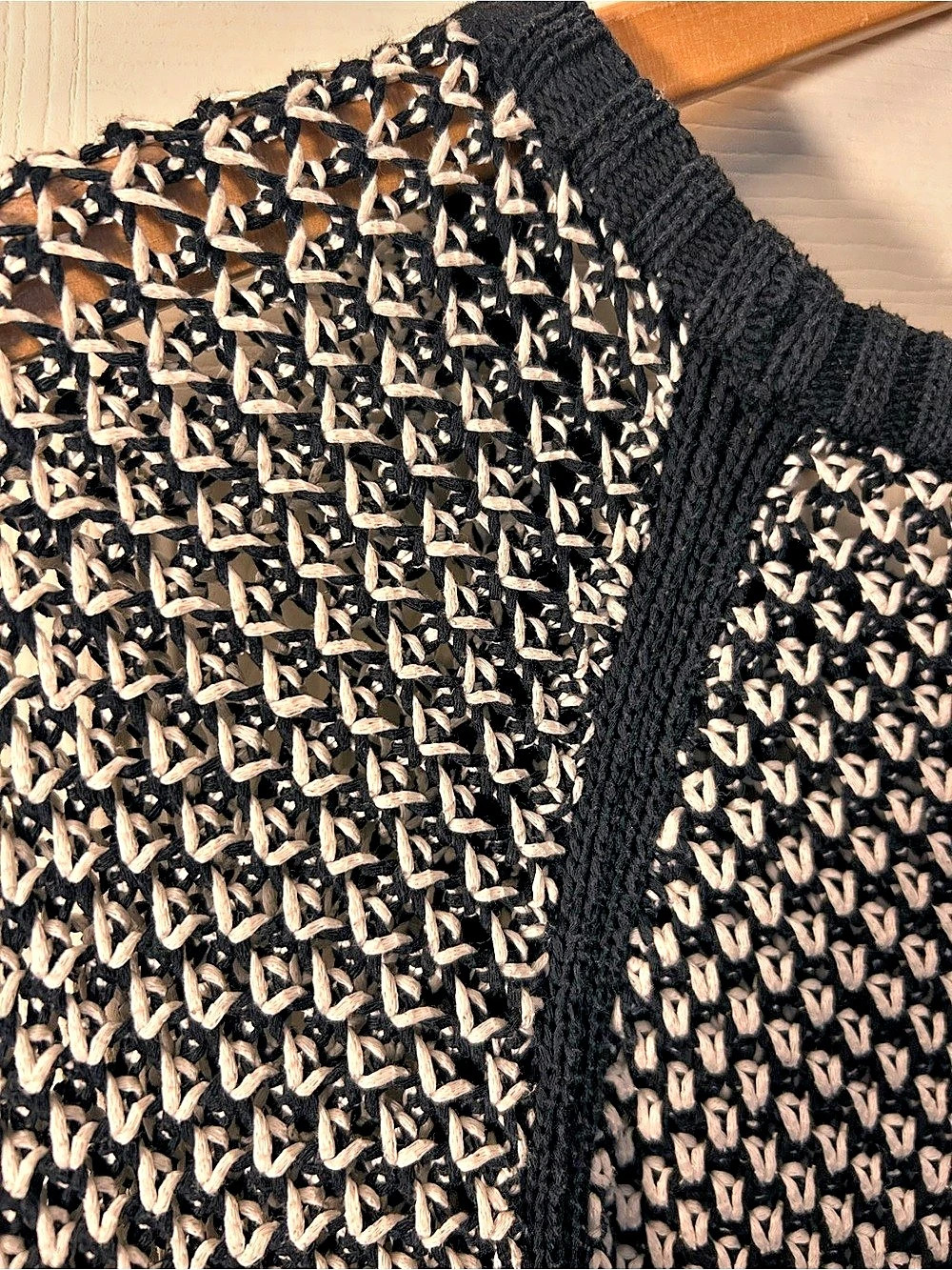 BCBGMAXAZRIA Black & White Knit Sweater Like New